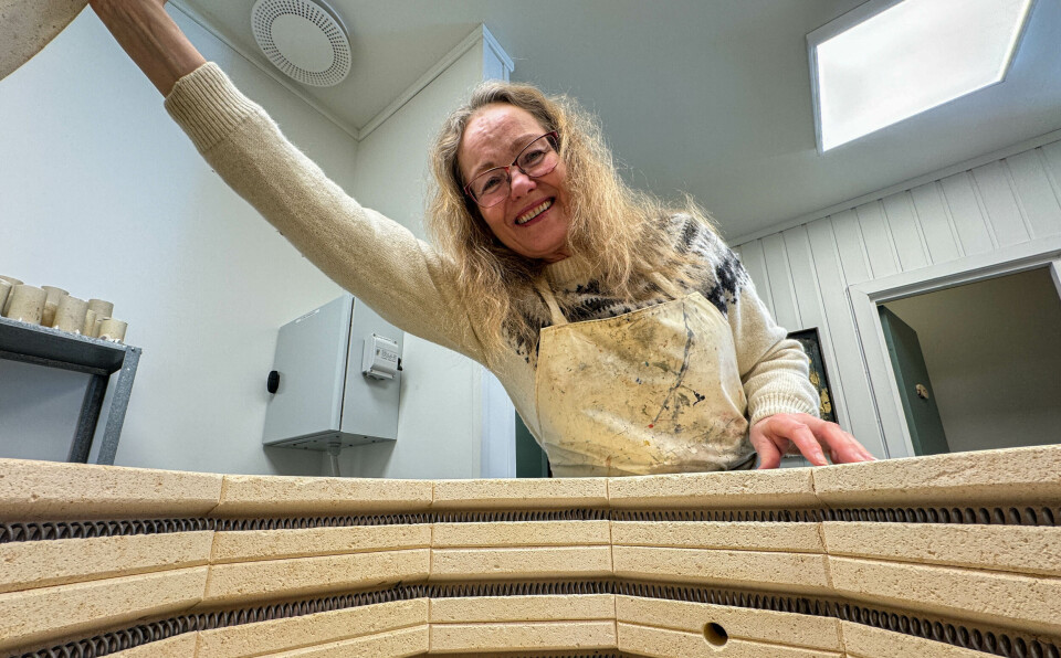 INVITERER INN: Kunstner og keramiker Astrid Grue overtok både keramikkovnen og lokalene til Sissel Wathne i Veksthuset, og åpner gjerne dørene for gjester til verkstedet.