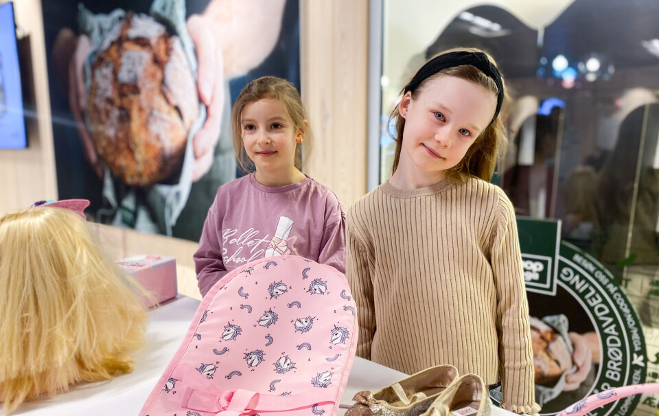 VARIERT UTVALG: Ingeborg Ydse-Panchev (t.v.) og Julie Sletten Einum bak salgsbordet som inneholder alt fra sko til lekestrykejern og en tiara.