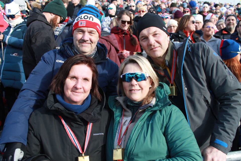 KOSTE SEG: Jan Arild Sivertsgård, Wenche Jære, Rigmor Hilmo og Arild Hilmo koste seg i folkemylderet og på tribunen under lørdagens femmil.