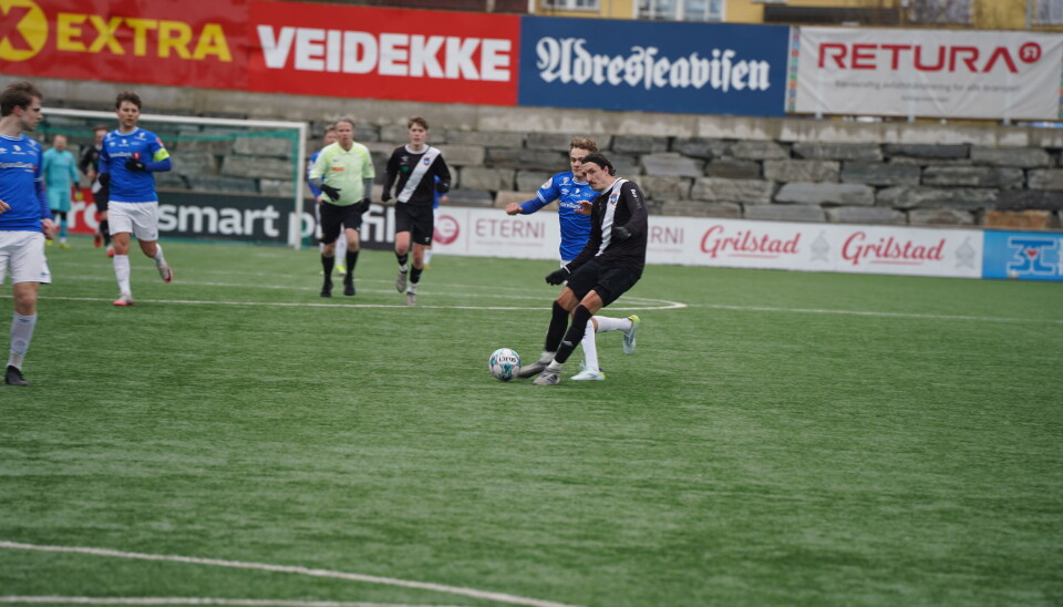 LANGSKUDD: Her er Andreas Aursøy Aunmo nære ved å sende røros opp i 1-2 fra 30 meters hold.