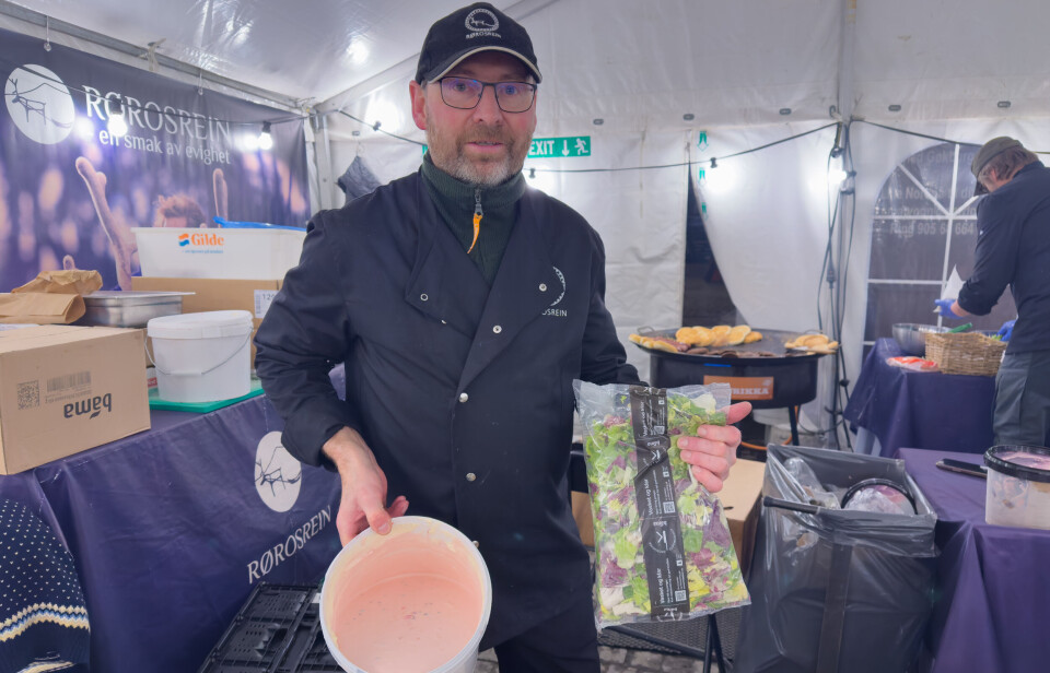 FIKK VIST SEG FRAM: Rolf Feragen og Rørosrein solgte blant anna reinsdyrburger med rikelig tilbehør da de viste seg fram under ski-VM.