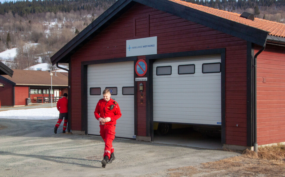 PAKKA SAMMEN OG DRO: Ambulansearbeiderne Sindre Andersen og Jonas Mosbakk lukka porten for siste gang – i alle fall på ei stund – og tok meg seg Ålen-ambulansen til Røros onsdag morgen.