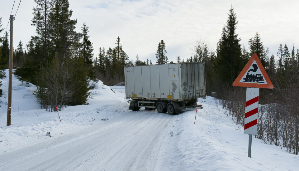 SPERRER: Dette kjøretøyet sperrer vegen ved Reitan stasjon.