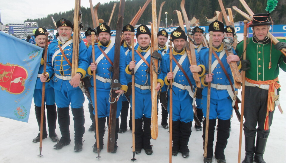 PÅ PLASS: Det Holtålske skiløperkompani er naturligvis på plass under VM på ski. Fredag i forrige uke viste de seg frem på VM-arenaen i Granåsen.