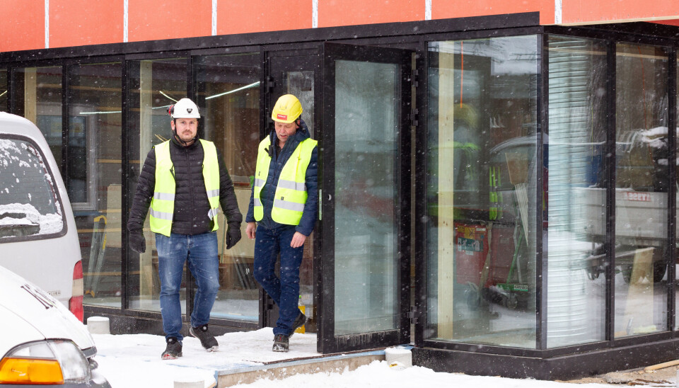 LYST OG ROMSLIG VENTEROM: Prosjektleder tekniske områder i Røros kommune Isak Digre (t.v.) og Trond Ole Schjølberg, daglig leder i Kjellmark AS, på veg ut av det som blir hovedinngangen til nye Røros legesenter.