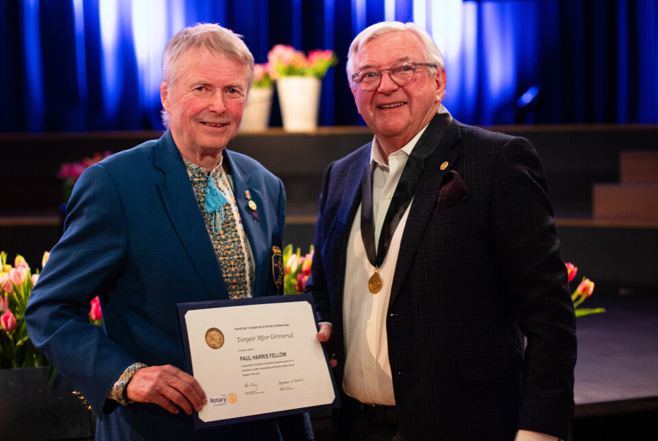 BEVISET: Ole Jørgen Kjellmark, til venstre, og Torgeir Mjør Grimsrud med de synlige bevisene på at Grimsrud har mottatt Paul Harris Fellow-utmerkelsen.