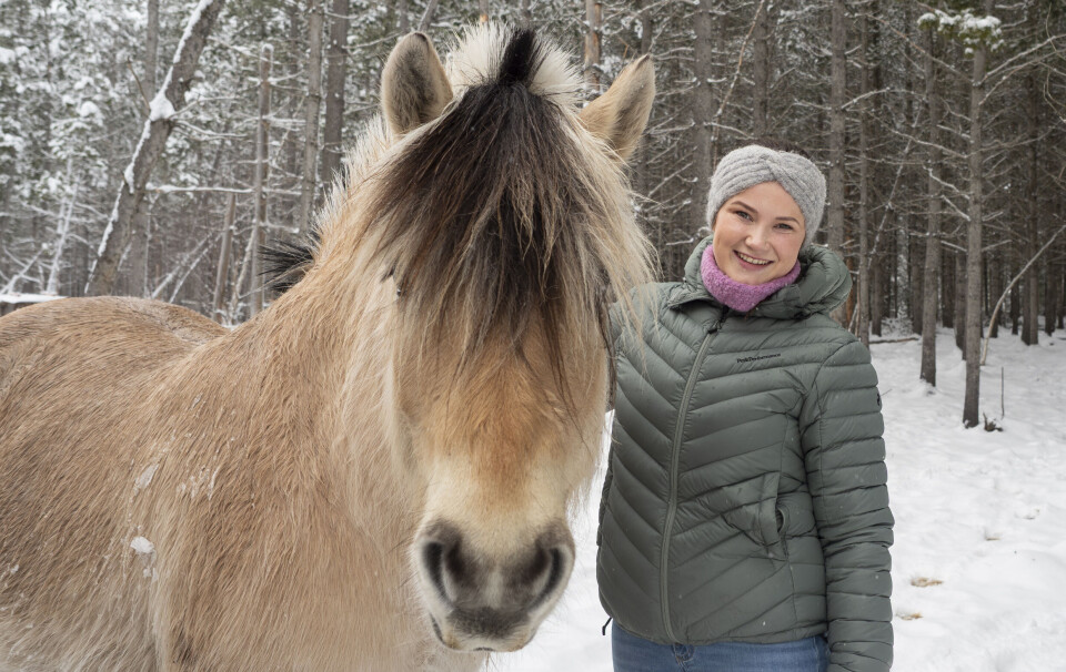 SKAL VÆRE HENNES BEIN: Hesten Kjekkas er både venn og fungerende bein. – Kjekkas skal ta meg med på fjellturer og være beina mine så jeg kan komme meg ut på tur igjen, sier Johanne.