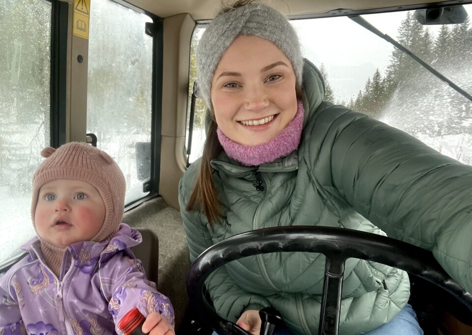 SELVSTENDIG: Når man bor langt oppe i Løvåsen må man bli selvstendig, spesielt når samboeren er på sjøen i to uker i slengen. – Vi koser oss i traktoren begge to, sier Joahnne.