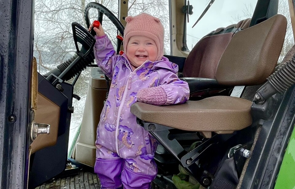 ELSKER TRAKTOR: Hanna simpelthen elsker å få være med i traktoren. – Det har hun gjort hele tida, hun smiler og ler og er så rolig at hun nesten sovner i setet sitt, sier mamma Johanne.