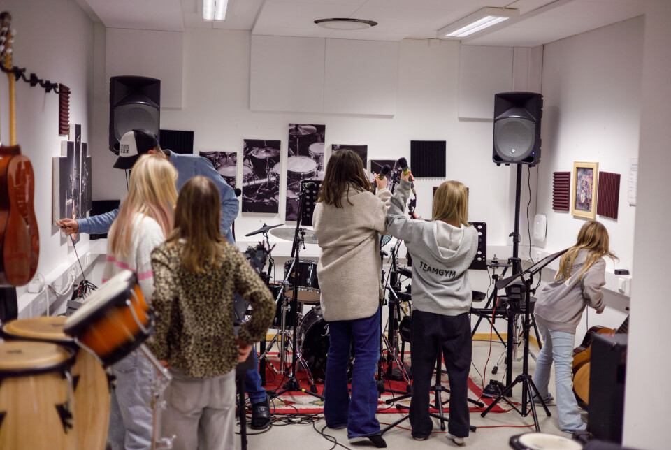 GJØR SEG KLARE: Bandet «Smurfejentene» gjør seg klare for øving i bandrommet på Røros kulturskole