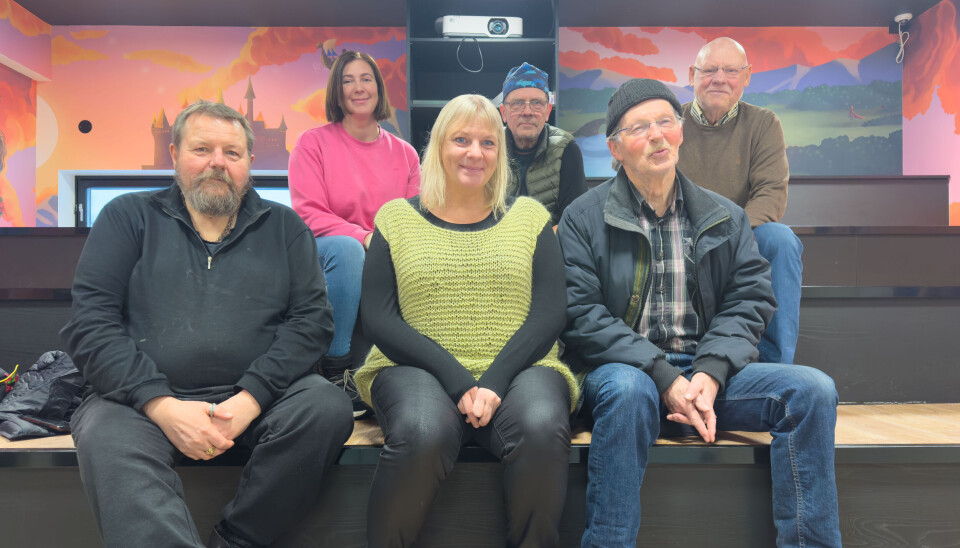 BYGDABLADET: Bodil Morken (midten foran) har overtatt som redaktør i Bygdabladet for Ålen og Hessdalen. Men «gammelredaktøren» Per Olav Almås (foran t.h.) er fortsatt med som skribent. Det er også grunnlegger Odd Agnar Hov (midten bak). Arvid Bårdstu (bak t.h.) utgjør det tredje alibiet for kontinueten. Geir Svanholm (foran t.v.) og Monica Rønning (bak t.v.) kompletterer redaksjonen.