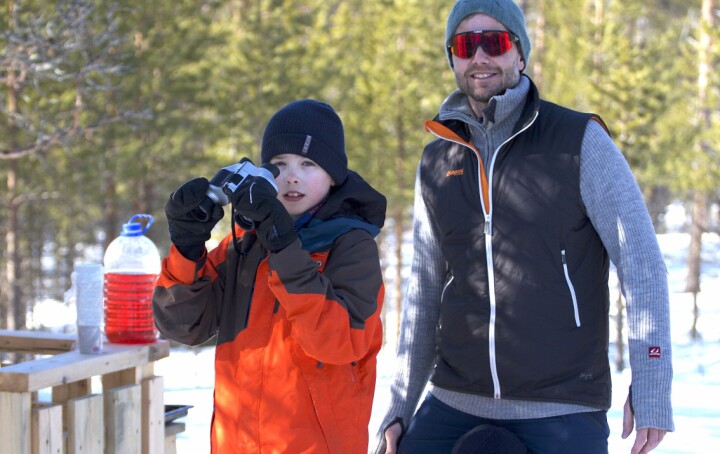 KAN MANGE FUGLEARTER: Leander Berg tok turen til åpen dag ved fuglemateren i Mølmannsdalen søndag. Far Matias Berg følger med mens lillebror Sondre gjemmer seg.