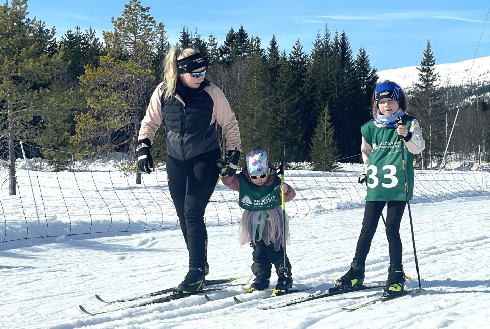 FULL INNSATS: Thale i fint driv inn mot mål, fulgt av mamma Elisabeth og storesøster Tiril.
