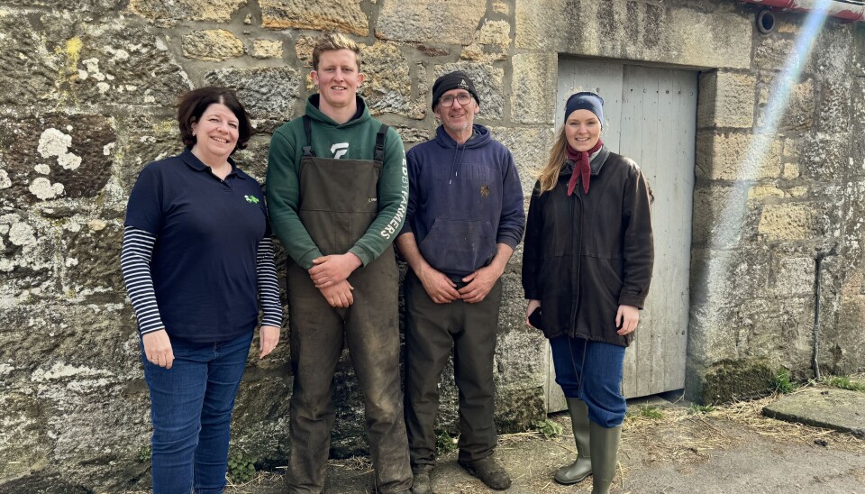 FORRIGE UKE: Ann Elinor Jamtvoll Aasen, her helt til høyre, var forrige uke hos David og John Andrew (far og sønn i midten) på gården Rowanston i South Ayrshire i Skottland for å installere virtuelle gjerder og bidra til å trene opp dyr. Her sammen med Christine Cuthbertson (t.v.), som jobber med utvalgte gårder for å gjøre dem mer økonomisk, miljømessig og sosialt bærekraftige. Bygget i bakgrunnen er et typisk steinbygg i granitt og sandstein som trolig er over 200 år gammelt.