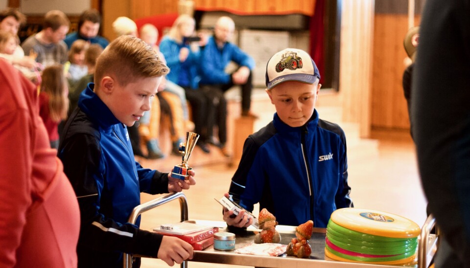 BADING OG SKYTING GØYEST: Brødrene Sebastian (t.v.) og Thobias Skancke får velge premie fra premiebordet: – Vi bor i Engan og synes det er bra å møte de andre barna i bygda på idrettsskolen, sier de.