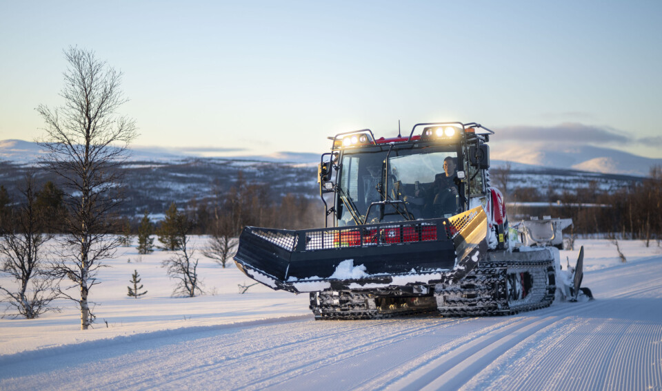 LØYPEMELDING: Ove Klemmetvold er løypekjører for Røros- tur og løypeforening. Han synes det er vanskelig å svare sikkert på om det blir løyper til påske. – Men du kan likevel gå på ski, det er gode muligheter for det på Røros, oppfordrer han. Bildet er tatt for noen uker siden. Da var det både mer snø og flere minusgrader. Røros tur- og løypeforening