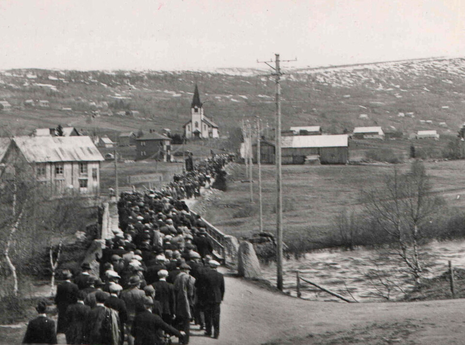 Omkring 1200 mennesker deltok i 17. mai-toget i Ålen i 1945. Et større folketog har det aldri vært i bygda. Blant andre deltok mennene som nylig hadde vendt hjem fra tysk fangenskap. Toget marsjerte først fra kirka til Moan, deretter til Ålen helseheim. Dagen ble avsluttet med fest i Folkets Hus og i Graftåshuset.
