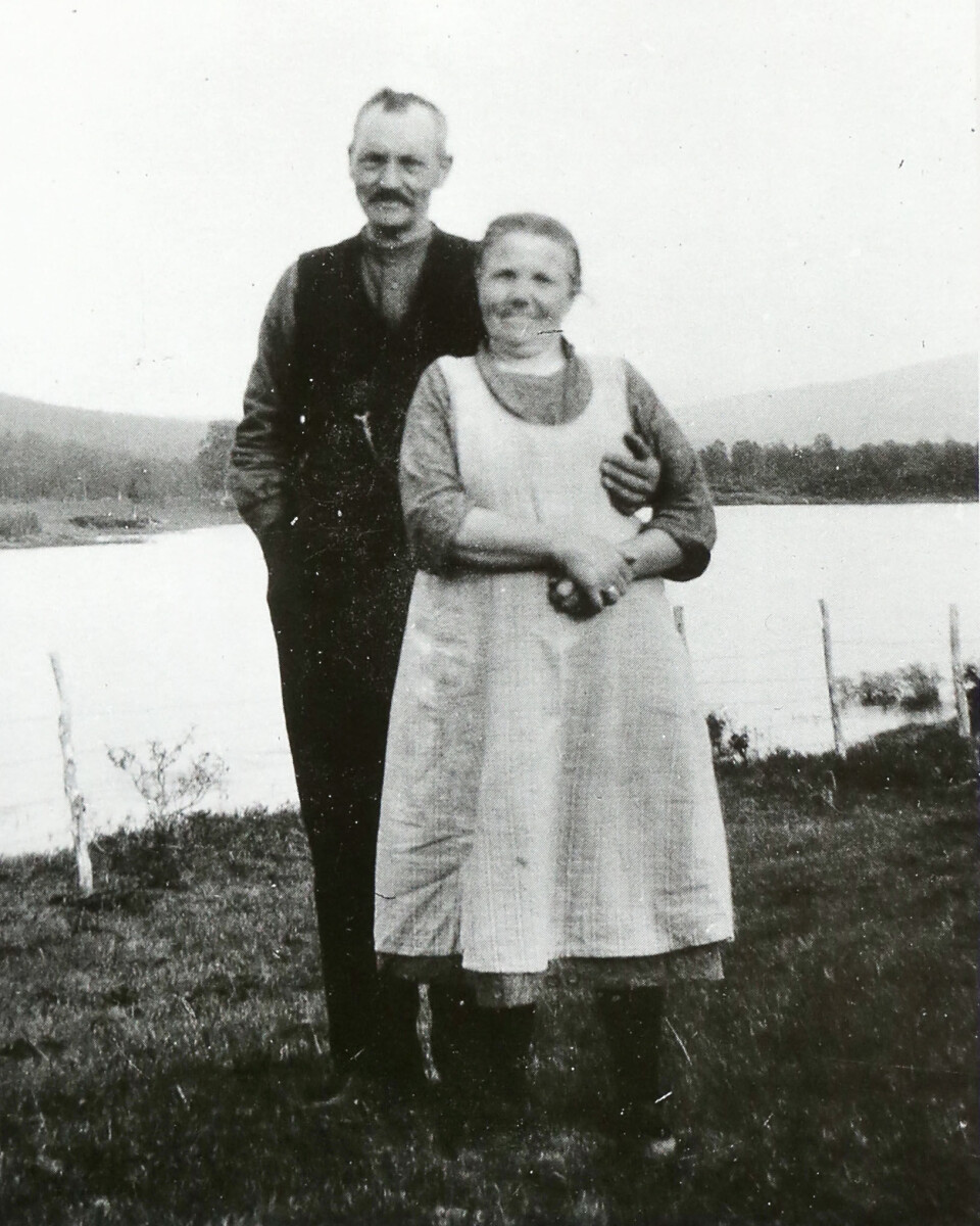 Gårdbruker Lars Fossvoll skrev dagbok det meste av livet. Her står han med sin kjære Anna på setervollen ved Håen i Gauldalen. Kilde: Leif Sigmund Fossvold.