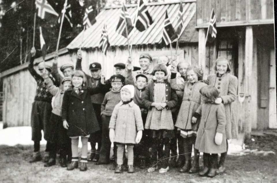 Under krigen var det forbudt å feire 17. mai. Her trosser en barneflokk i Haltdalen forbudet i 1941. Feiringa fant sted foran huset til Mathilde Olsen.