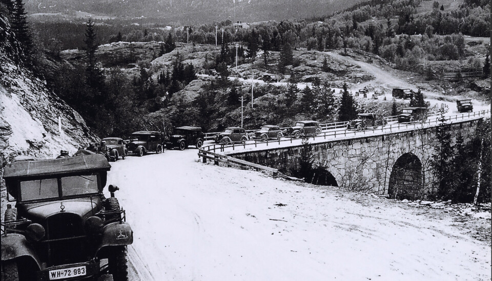 Tidlig om morgenen 7. mai 1940 rykket de første tyske troppene inn i Ålen fra sør. De tilhører det 340. infanteriregiment. De kommer i lastebiler, terrengvogner og konfiskerte norske privatbiler og får ålbyggene til å flykte opp i sommerfjøsene inni skogen. Her passerer tyskerne Eidet bru. Kilde: Kristian Hosar/Innlandet fylkesarkiv.