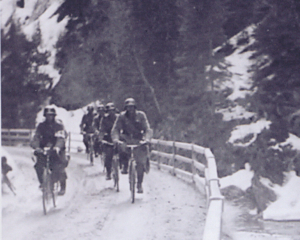 Tyske sykkelordonnanser passerer Storhåmmåren i Svølgja 5. mai 1940. De har vært på befaring til Eidet bru og er på veg tilbake til hovedstyrken på Gåre i Haltdalen. Kilde: Tore Greiner Eggan.