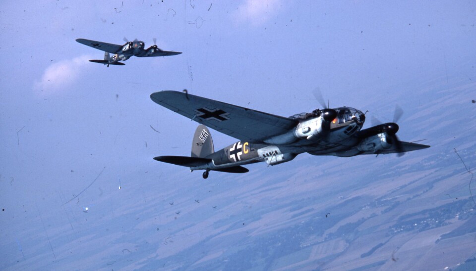 Heinkel He-111P jagerbombefly støttet den tyske styrken som kom opp gjennom Østerdalen til Røros 24. april 1940. Flyene fortsatte nordover til Rugldalen, Ålen og Haltdalen og skjøt vilt rundt seg mot mål på bakken. Ved Tyvold ble 39 år gamle Nina Hirsch Ansteinsson truffet av kulene og drept. Kilde: Norsk Luftfartsmuseum.