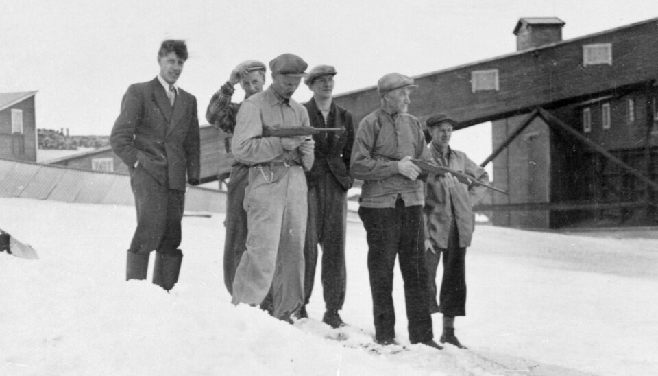 Under krigen forsynte slapp britiske fly konteinere med våpen og ammunisjon ned til motstandsgruppene som opererte i fjellene rundt Haltdalen og Ålen. En del våpen ble gjemt i gruvesjaktene på Killingdal. Under en razzia i februar 1945 fant tyskerne noen av dem. Her poserer ei gruppe gruvearbeidere med rifler som tyskerne ikke oppdaget. Foto: Ukjent.