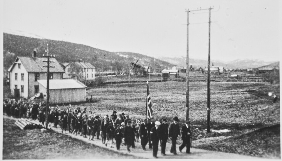Folketoget på veg til helseheimen i Renbygda. Her passerer de Skands. Enden av toget er ennå langt ute på Hovsletta. Kilde: Trøndelag Folkemuseum.