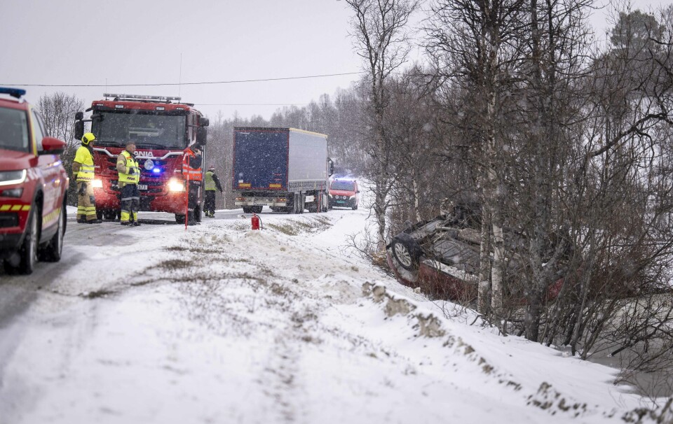 HAVNET I VANN: Bilen var på veg sørover og hadde henger som har falt av bilen under ulykka og havnet flere meter unna bilen.
