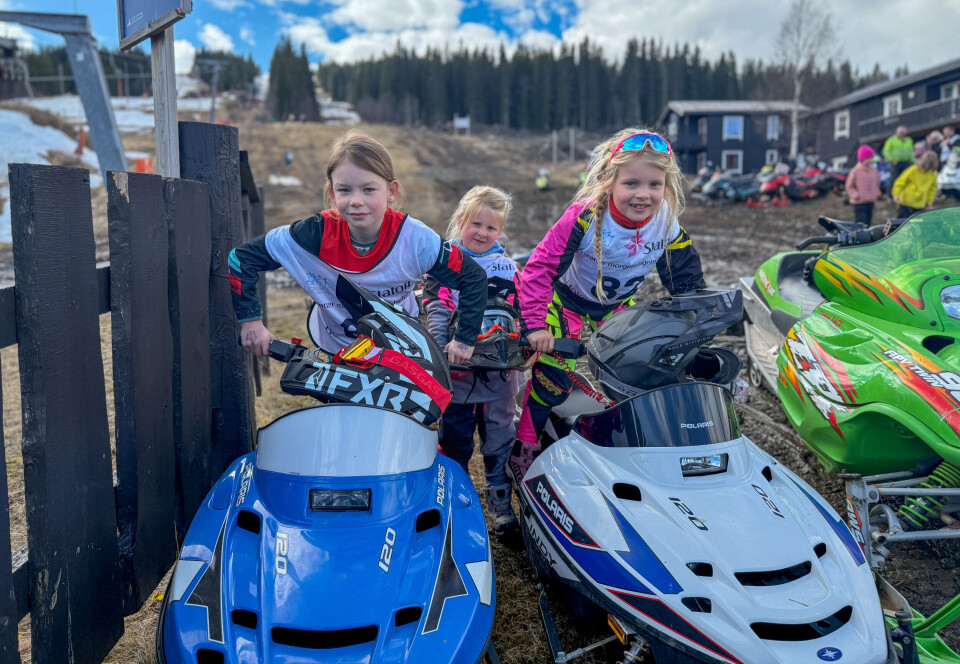 DEBUTANTER: Aili Isabell Stølhaug Bakås (t.v.) kjørte sitt første snøskuterløp på 7-årsdagen. Emma Stølhaug (t.h.) og Kajsa Stølhaug (midten) kunne også feire sine første løp med belte og ski.