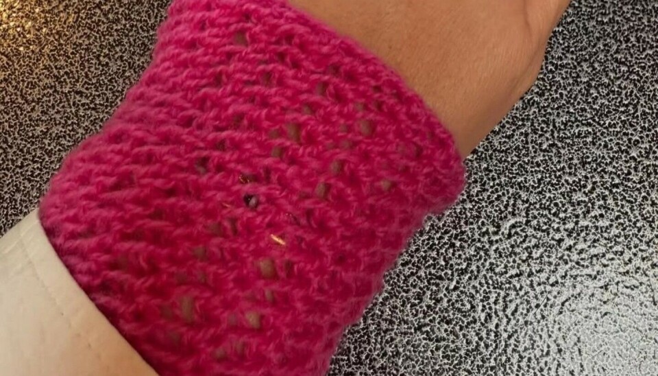 MUDDBÅND: Bildet viser ikke et muddbånd, men derimot en pulsvarmer strikket med muddbåndteknikk. Det kan du lære å lage onsdag kveld. Og at det er en nyttig ting kan ingen komme fra.
