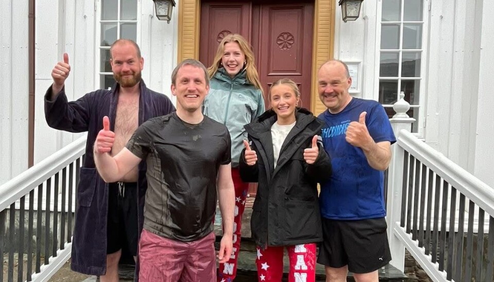 IMPONERTE: Det var en blaut, kald og veldig imponert gjeng som stolt lot seg avfotografere på rådhustrappa etter endt isbøtteutfordring.