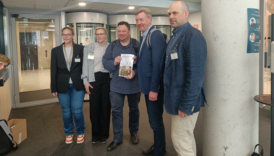 KRAV: Norges Bonde- og småbrukerlag og Norges Bondelag overlevere mandag sitt krav til jordbruksoppgjøret. F.v.: Marianne Aschehoug Lunåsmo (NBS), Bodhild Fjelltveit (NB), Tor Jacob Solberg (NBS), Bjørn Gimming (NB) og Egil Hoen (NB)