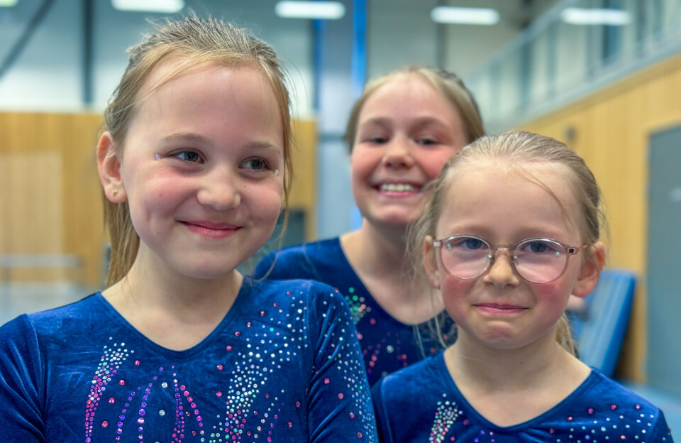 LIDENSKAP: Mie (9) og Kristine (8) har vært med på turn nesten halve livet. – Det er gøy og vi har lyst til å lære, sier de. Det kan se ut som om Ronja er enig, for hun bare måtte lure seg med på bildet.