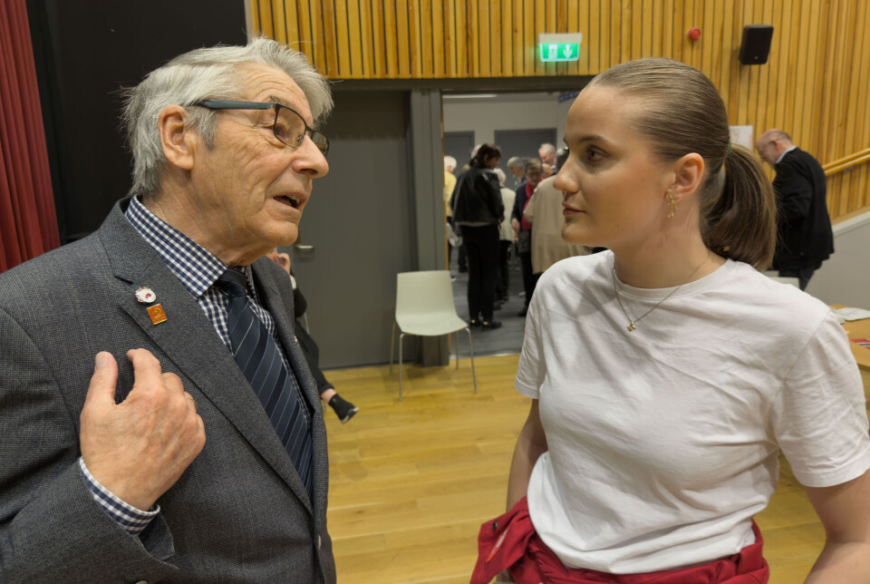 ROS OG RÅD: Dagfinn Brattås har vært aktiv i arbeiderbevegelsen i over 60 år. AUF-leder Dina Nesgård Evjen har fortsatt til gode å være i live i 20. Men de fant tonen under 1. mai-arrangementet i Hovet.