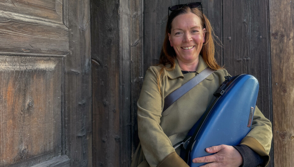 FOTSPOR: Fiolinist Åshild Breie Nyhus går i pappa Svens fotspor med Røros-folkemusikken. I juni kommer et notehefte med ti rørosleker, illustrert av Ane Gustavsson.