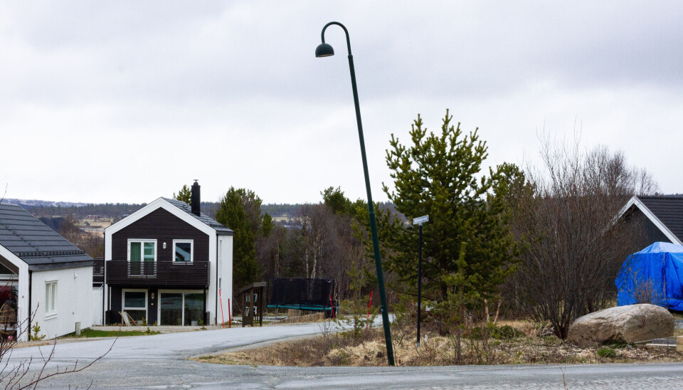 TRENGER FUNDAMENTERING: Lyktestolper i sideveiene til Hyttskrivarveien i Gjøsvika 6. mai 2025.