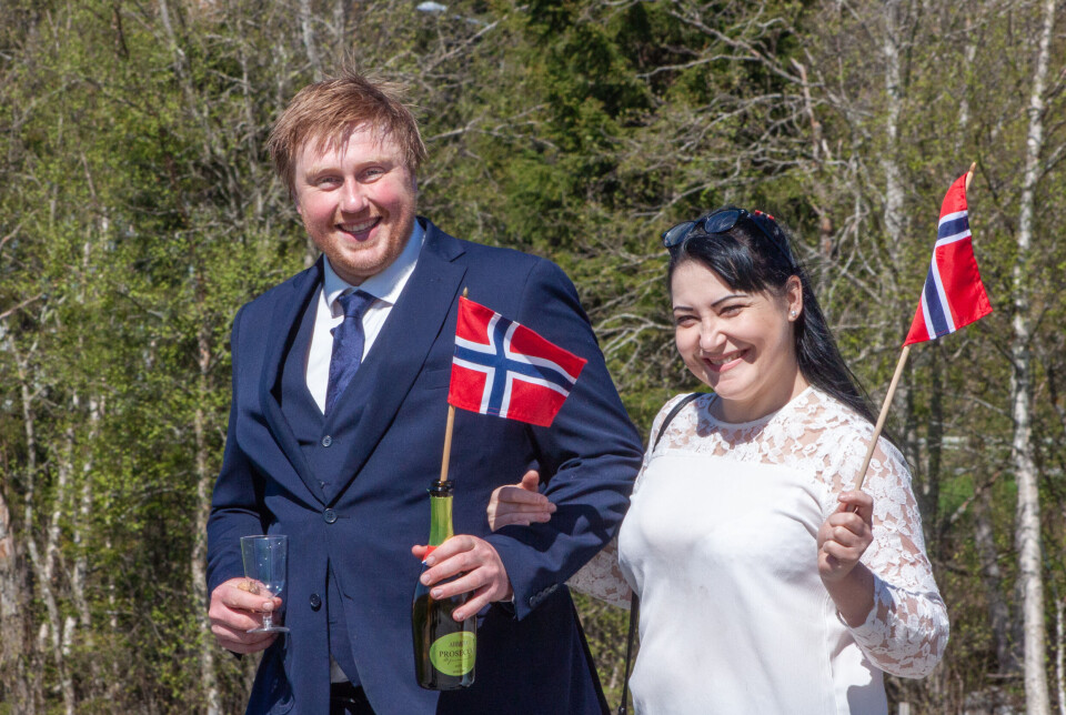 FEIRER MED STIL: Håkon Heksem Snopestad og Olena Donich vet hvordan nasjonaldagen skal feires.