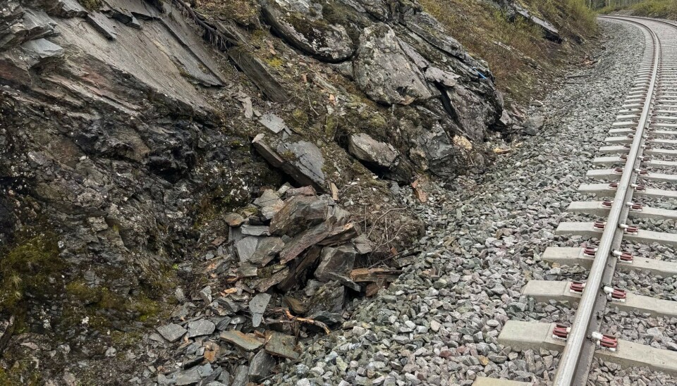 STENGT: Rørosbanen ble mandag morgen stengt mellom Haltdalen og Røros på grunn av en løs stein ved sporet.