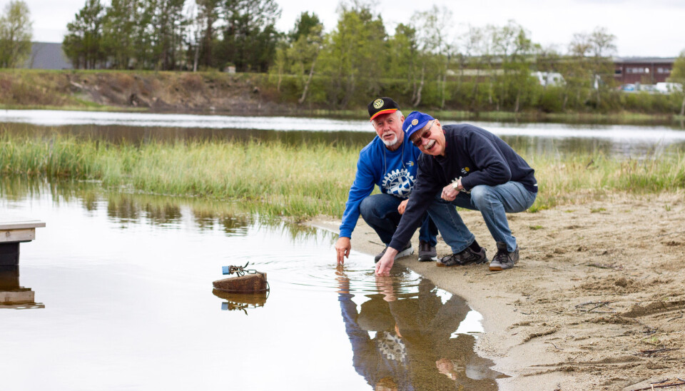 KALDT: Per Ludvig Engesæter (t.v.) og Ivar K. Brokhaug i Røros Rotary Klubb tester temperaturen i Gjettjønna 30. mai 2025.
