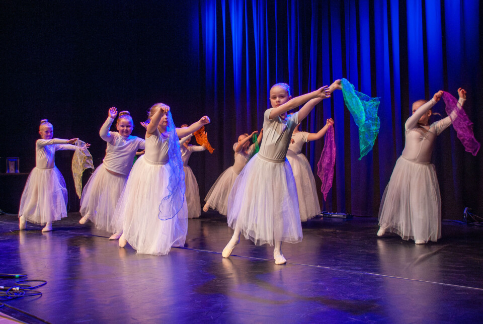 DANSERE: Publikum i Rallaren i Hovet fikk se blant anna tre dansenumre under «Årets vakreste eventyr» med Holtålen kulturskole.
