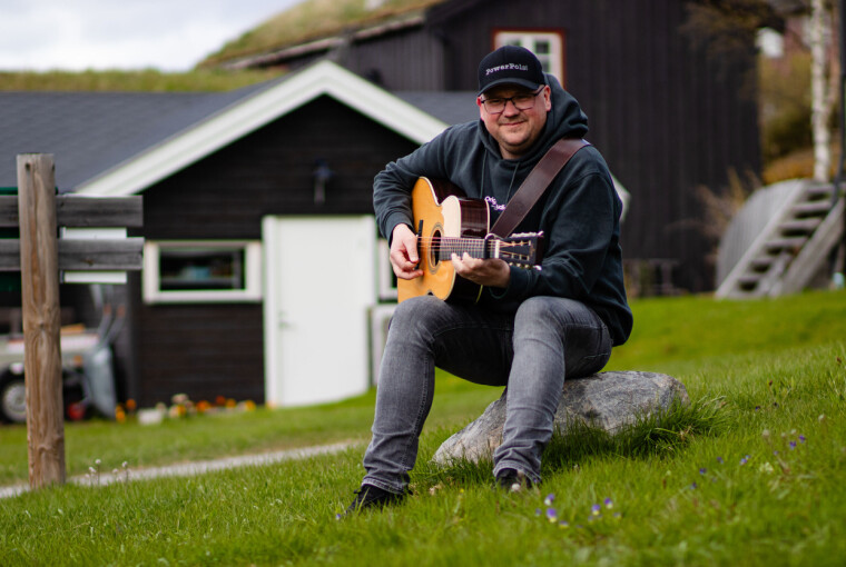 HJEM: Så snart Per Ivar Tamnes fikk muligheten, flytta han hjem til Røros og folkemusikkmiljøet her. Naturligvis var gitaren med.