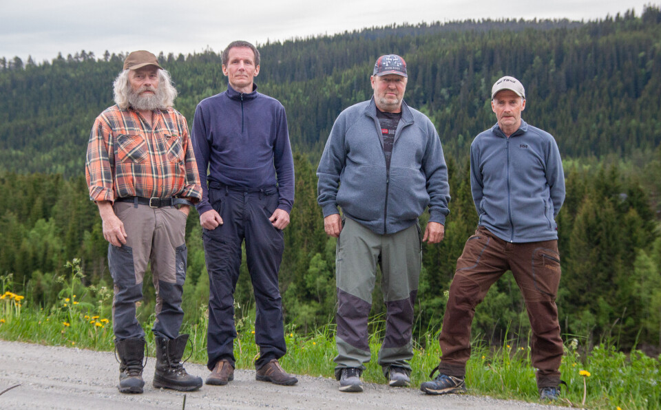 VARSLER REAKSJONER: Grunneierne Åge Smestu (leder i Øvre Haltdalen utmarkslag, f.v.), Magne Arild Bergan (leder i Gåre, Yseth og Sommervold storviltvald), Jens Gullikstad (Gåre, Yseth og Sommervold storvildvald) og Nils Peder Ler (leder i Brende-Flatberg jaktsameie) retter sterk kritikk mot Holtålen kommune for prosessen rundt landbrukskontoret. De varsler reaksjoner. Jan Bjørnar Grønseth fra Brende-Flatberg jaktsameie var ikke til stede da bildet ble tatt.