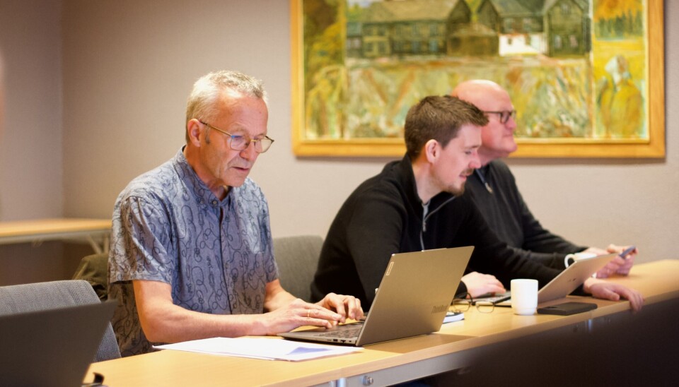 NEDPRIORITERES: Ordfører i Holtålen kommune, Dag Knudsen (Ap, f.v.) flankert av Arve Hitterdal (FH) som også er prosjektmedarbeider i Bygdevekst-prosjektet i kommunen. Varaordfører i Os kommune, Thomas Lervik Engåvoll (KrF), sitter på enden av bordet.