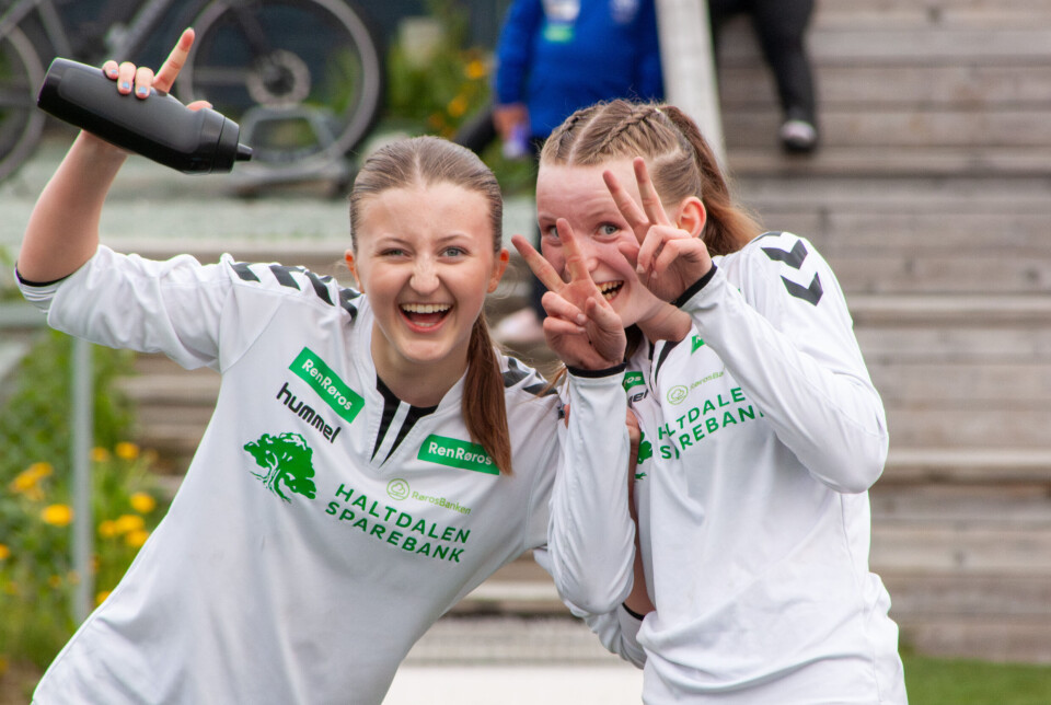 BYGDA BANKA BYEN: Maja Lundereng (t.v.) og Cecilie Kolstad Grøtådal var et eneste langt og endeløst mareritt for Byåsen på Kirkhusmoen. Om de avslutter vårsesongen med to målskred til, kan det bli seriegull.