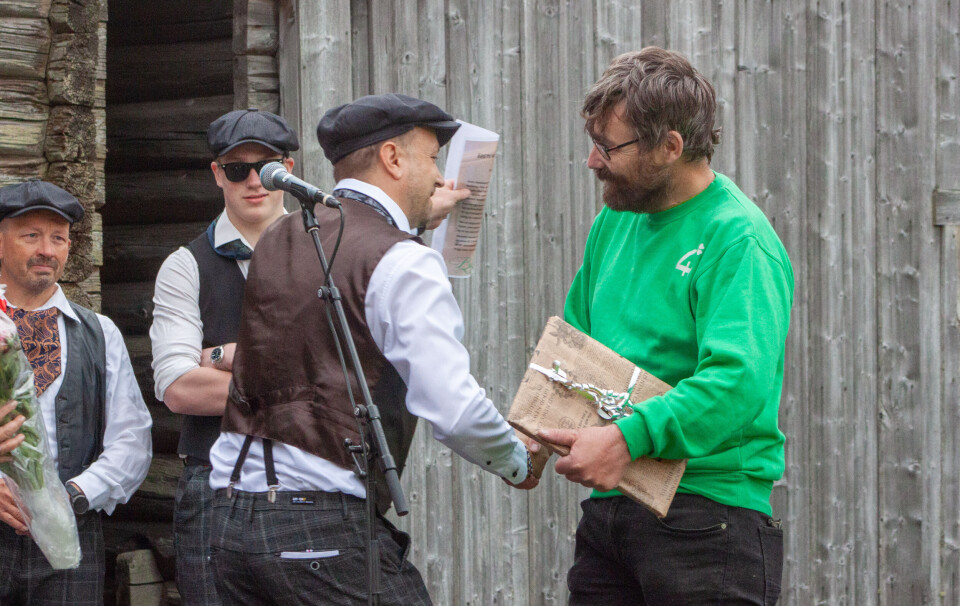 OVERRASKA: Kenneth Gundersen hadde ikke budsjettert med noen tur på scenen, men måtte ta en tur opp da han ble utropt til årets haltdaling av Bygdaliv-leder Lars Inge Maurbakk.