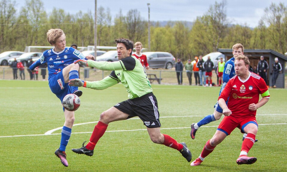 OFFERSPILL: Brekken-keeper Arne Marius Holden Utne sto stadig i vegen for Alvdals Markus Nordtun Stormoen.