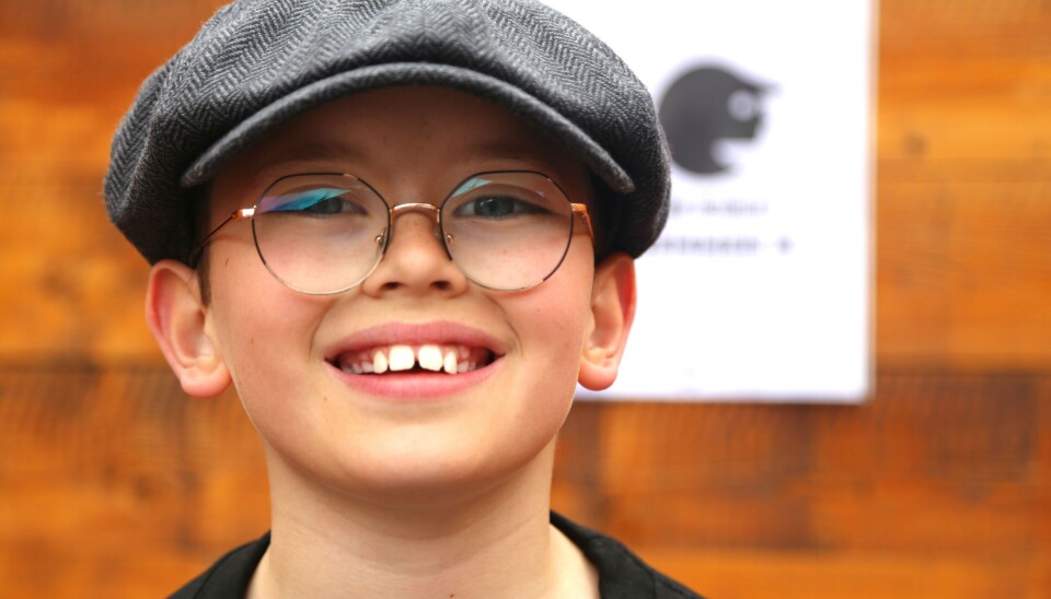 DEN KULE KREMMEREN: Martinius Kirkhus Stensaas er 10 år og kommer fra Røros. – Jeg selger kjærligheter og drops, tennbriketter, popkorn, lysestaker, og masse forskjellig. Alt har jeg laga sjøl. Jeg har vært på julemarked og nå er jeg her, og håper jeg får selge litt.