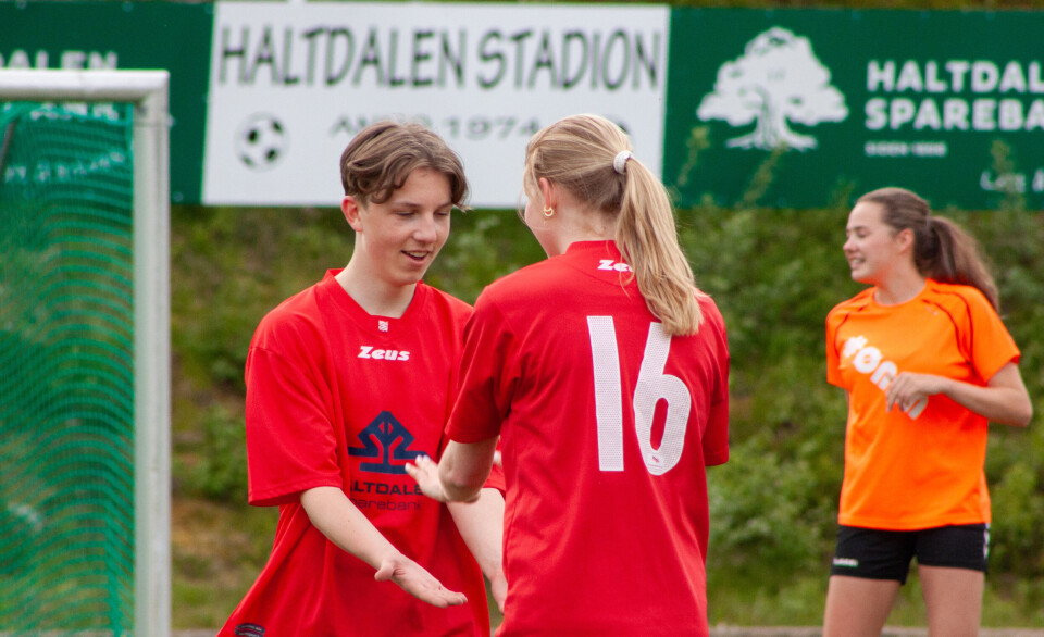 HELDIG MATCHVINNER: Oddmund Aunøien Hoel ble helten for Stranda/Jordmorbakken i fotballfinalen mot Aunegrenda. Men han er ærlig på at det var mye flaks som vippa kampen deres veg. Her feirer han ett av sine to mål med Ane Melien Fætten.