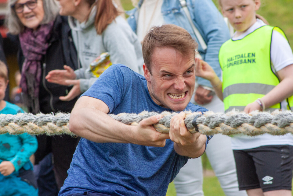 SERIØSE SAKER: Tautrekkinga under Bygdaliv er ikke for pingler. Hans Erik Ler ga så mye alt at det faktisk ikke er mulig å oppdrive ord for å beskrive innsatsen på en treffende måte. Fjell-Ljoms reporter har i alle fall aldri sett maken. Aktivitetsdag på Haltdalen stadion 8. juni 2025.